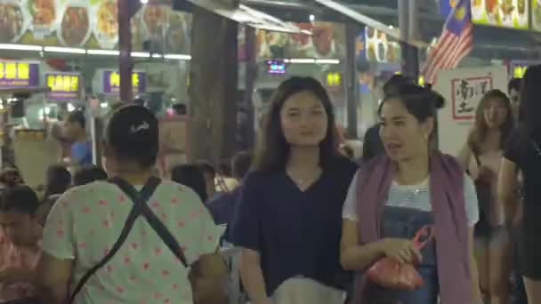 Chicas Chinas Caminando Una Zona Ajetreada Restaurantes Nocturnos Kuala Lumpur — Vídeos de Stock