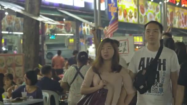 Китайская Пара Идущая Ночной Открытый Фуд Корт Куала Лумпур Малайзия — стоковое видео