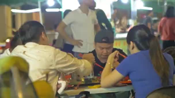 Chinese Groep Vrienden Met Noedels Een Nachtmarkt Malaysia — Stockvideo