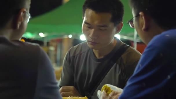 Group Asian Men Gloves Eating Durian — 图库视频影像