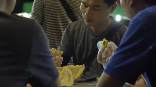 Group Chinese Men Eating Durian Chinese Couple Having Satay Night — Stok video