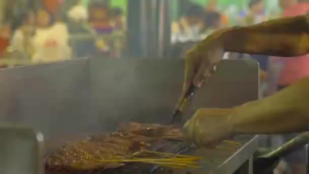 Asian Man Making Chicken Wings Griddle Night Market Kuala Lumpur — стоковое видео