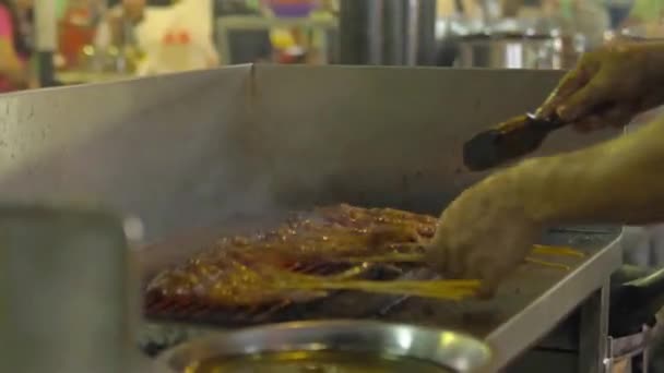 Asian Man Making Chicken Wings Griddle Night Market Kuala Lumpur — 图库视频影像