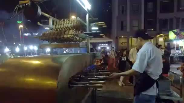 Chinese Boy Making Chicken Wings Night Market — Αρχείο Βίντεο