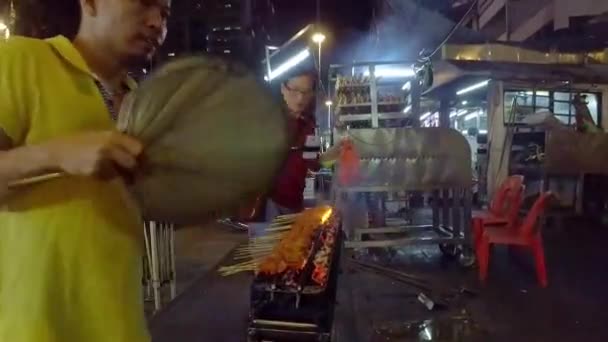 Chinese Man Filming Making Chicken Satay Sticks Bbq Grill Night — Stockvideo