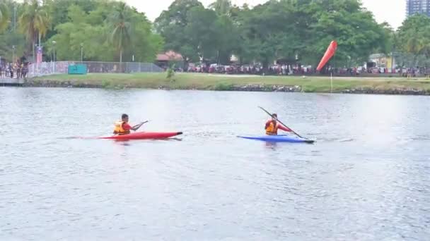 Aziatische Jongens Kajakken Een Meer Titiwangsa Park Kuala Lumpur — Stockvideo