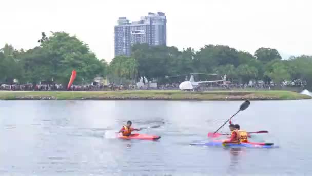 亚洲男孩在吉隆坡Tiwangsa公园的一个湖中划船 — 图库视频影像