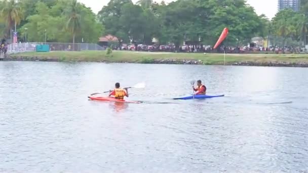 马来西亚男孩在吉隆坡Titiwangsa公园的一个湖中划船 — 图库视频影像