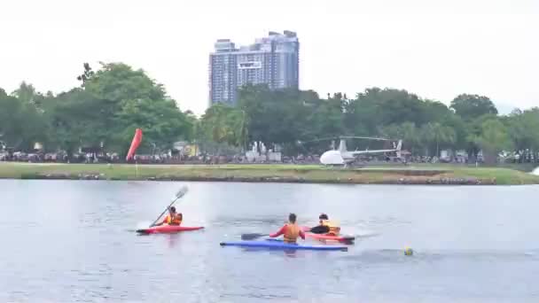 Maleisische Jongens Kajakken Een Meer Titiwangsa Park Kuala Lumpur — Stockvideo