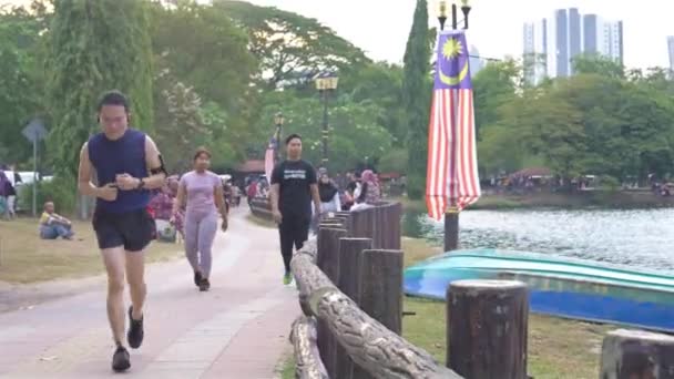 Homem Chinês Correndo Lado Lago Parque Titiwangsa Kuala Lumpur — Vídeo de Stock