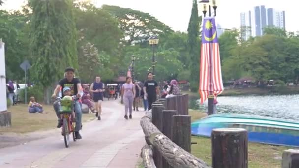 在吉隆坡Titiwangsa公园锻炼的人 — 图库视频影像