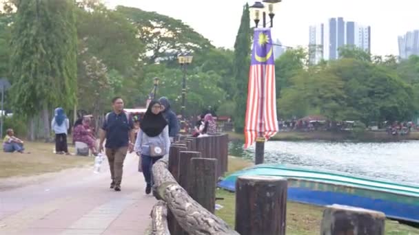 在吉隆坡的Titiwangsa公园散步的马来人穆斯林家庭 — 图库视频影像