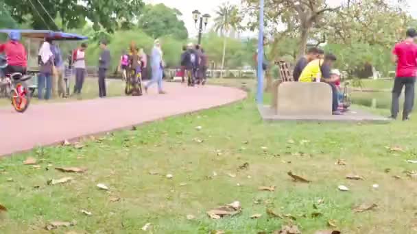 Timelapse Pessoas Andando Apreciando Parque Tititiwangsa Kuala Lumpur — Vídeo de Stock