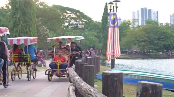 Titiwangsa公园湖边一辆旅游车中的马来人家庭 — 图库视频影像