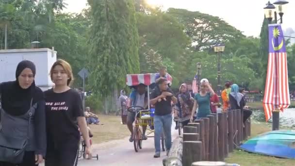 在吉隆坡Titiwangsa公园散步的人 — 图库视频影像