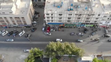 Kalabalık Otobandan Büyük Beyaz Bir Binanın Önündeki Üst Hava Görüntüsü