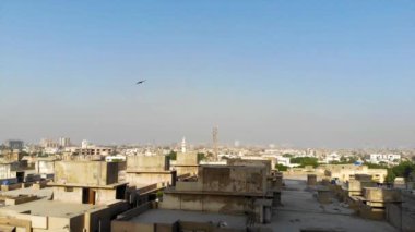 Gökyüzünde uçan kuşlarla Karaçi şehrinden üst hava görüntüsü