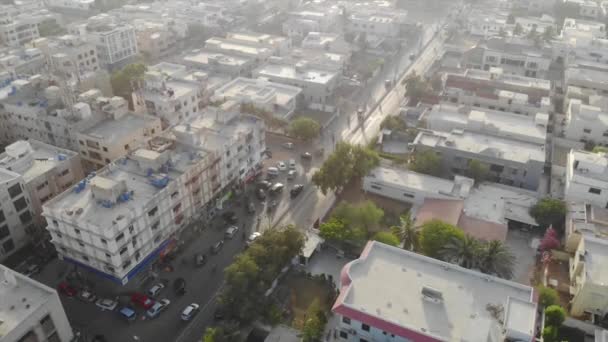 Luftaufnahme Vom Überfüllten Highway Zwischen Den Großen Weißen Häusern Rückwärts — Stockvideo
