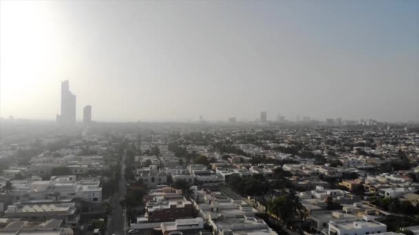 高層ビルや美しい空を望むカラチ市のトップ空中ビュー 上へ移動 — ストック動画