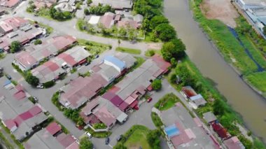  Yolları ve nehirleri olan konutların en üst görüntüsü.