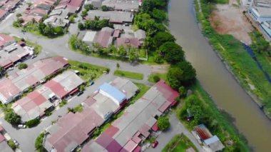 Yollar ve nehirlerin yakınındaki evlerin en üst görüntüsü.