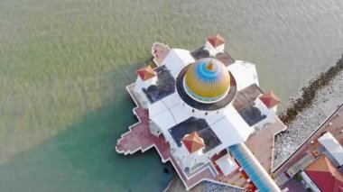 Deniz kenarındaki güzel beyaz camideki insanların manzarası ve küçük dalgalar, soldan sağa Dolly.