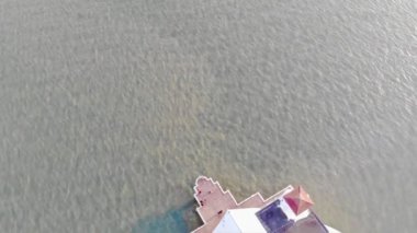 İnsanların deniz kenarındaki güzel beyaz bir camide oluşunun en güzel görüntüsü.