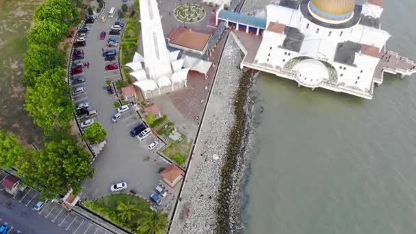 Top Aerial View People Cars Front Beautiful White Mosque Sea — Vídeos de Stock