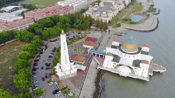 Top Aerial View People Cars Front Beautiful White Mosque Sea — Stok Video