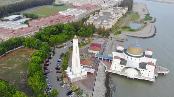 Top Aerial View People Cars Front Beautiful White Mosque Sea — Video