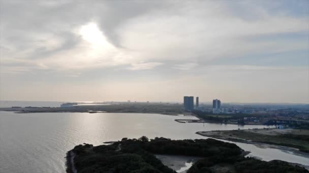 Vista Aérea Superior Hermosa Mezquita Blanca Torre Junto Mar Con — Vídeos de Stock