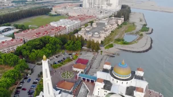 Top Aerial View Sky Beautiful White Mosque Sea View — Vídeos de Stock