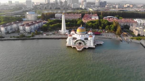 Top Aerial View Sky Beautiful White Mosque Sea View – Stock-video