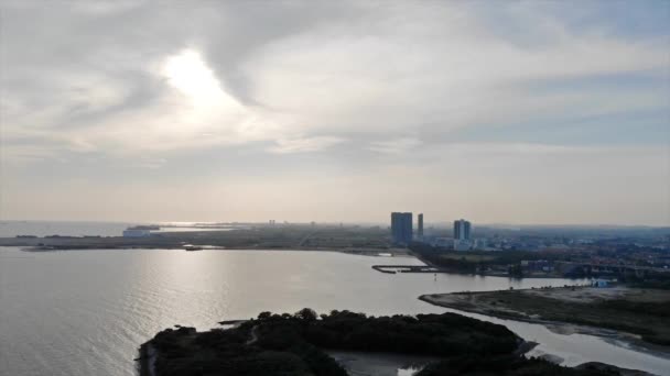 Vista Aérea Superior Céu Belas Nuvens Com Vistas Cidade Mar — Vídeo de Stock