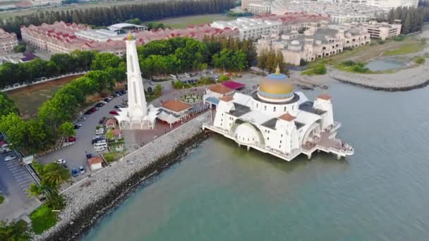 Top Aerial View White Mosque Sea View Housing Trees Forwards — Stok Video