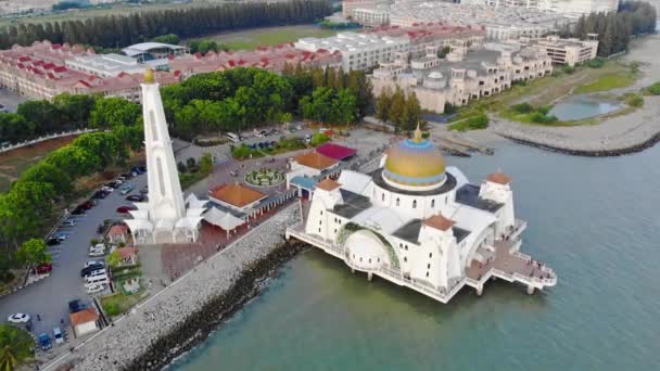 Top Aerial View Sky Beautiful White Mosque Sea View — Vídeos de Stock