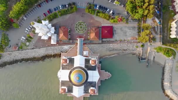 Top Udsigt Smukke Hvide Moskeen Tag Nær Havet Med Små – Stock-video