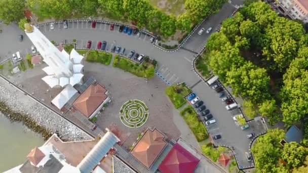 Beyaz Cami Araba Parkının Önündeki Yolun Üst Görüntüsü — Stok video
