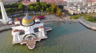 Deniz kenarındaki Cami 'nin Kızıl ve Beyaz Daire manzaralı havadan görünüşü