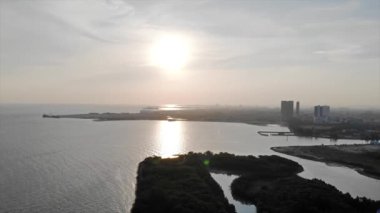 Gökyüzünün üst hava manzarası ve şehir ve deniz manzaralı güzel bulutlar. 