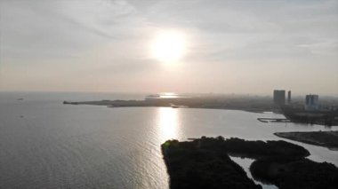 Gökyüzünün üst hava manzarası ve şehir ve deniz manzaralı güzel bulutlar. 