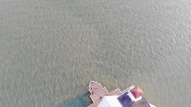 İnsanların deniz kenarındaki güzel beyaz bir camide oluşunun en güzel görüntüsü.