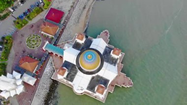 Deniz kenarındaki beyaz camiden deniz manzaralı sarı çatılar caminin içi ve deniz manzaralı, soldan sağa Dolly.