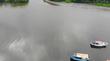 Ağaçlarla dolu Yeşil Ada yakınlarındaki Denizde 3 balıkçı teknesinin hava görüntüsü 