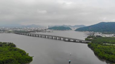 Adanın ve Santos şehrinin yakınlarındaki Denizin ortasındaki Uzun Köprü 'nün Üstten Görünümü