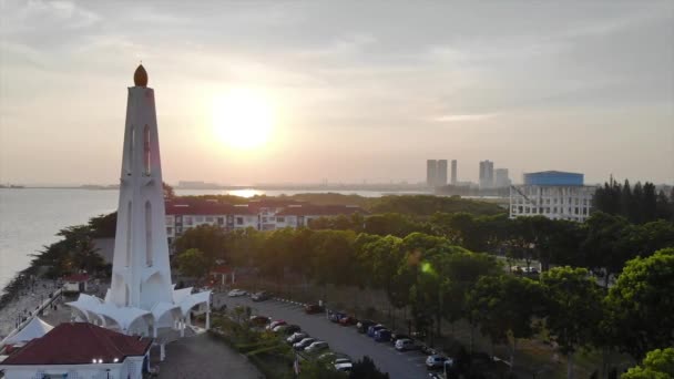 駐車場のある海と白い塔が見える空の太陽の景色のトップ — ストック動画