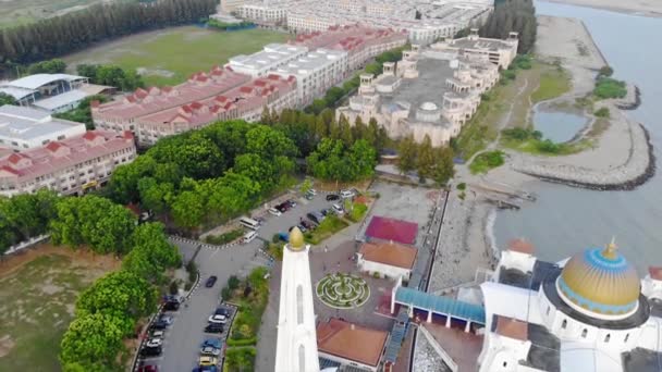 Top Aerial View People Cars Front Beautiful White Mosque Sea — Video