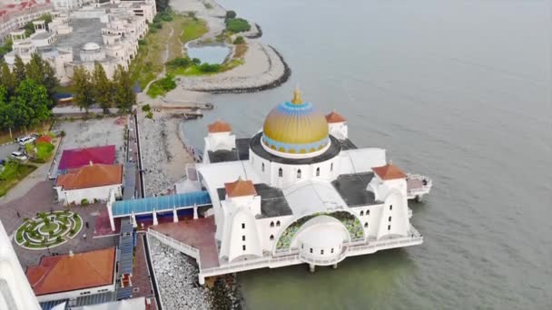 Top Aerial View Beautiful White Mosque Sea City Views — стоковое видео