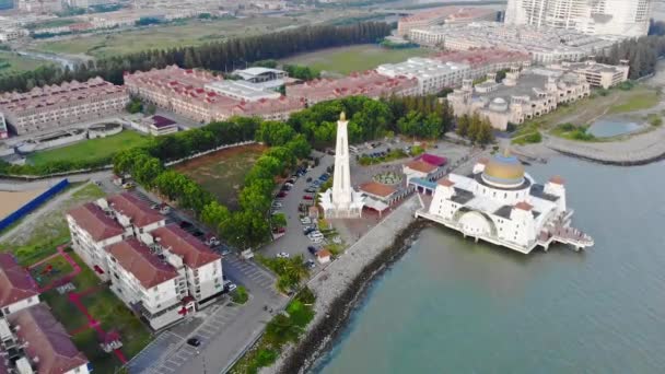 Top Aerial View White Mosque Ved Havet Med Udsigt Boliger – Stock-video