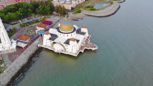Вид Воздуха Белую Мечеть Моря Видом Людей Внутри Мечети Моря — стоковое видео